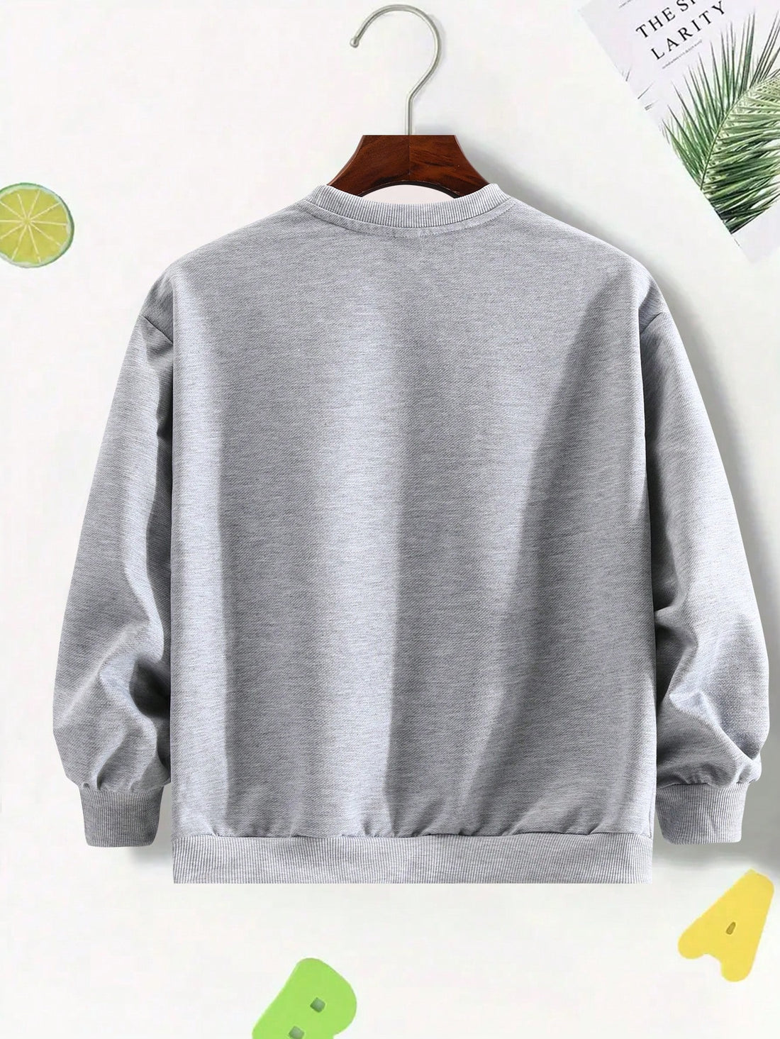 Trendy Tween Boys' Slogan Printed Round Neck Sweatshirt for Stylish Streetwear - Perfect for Autumn & Winter!