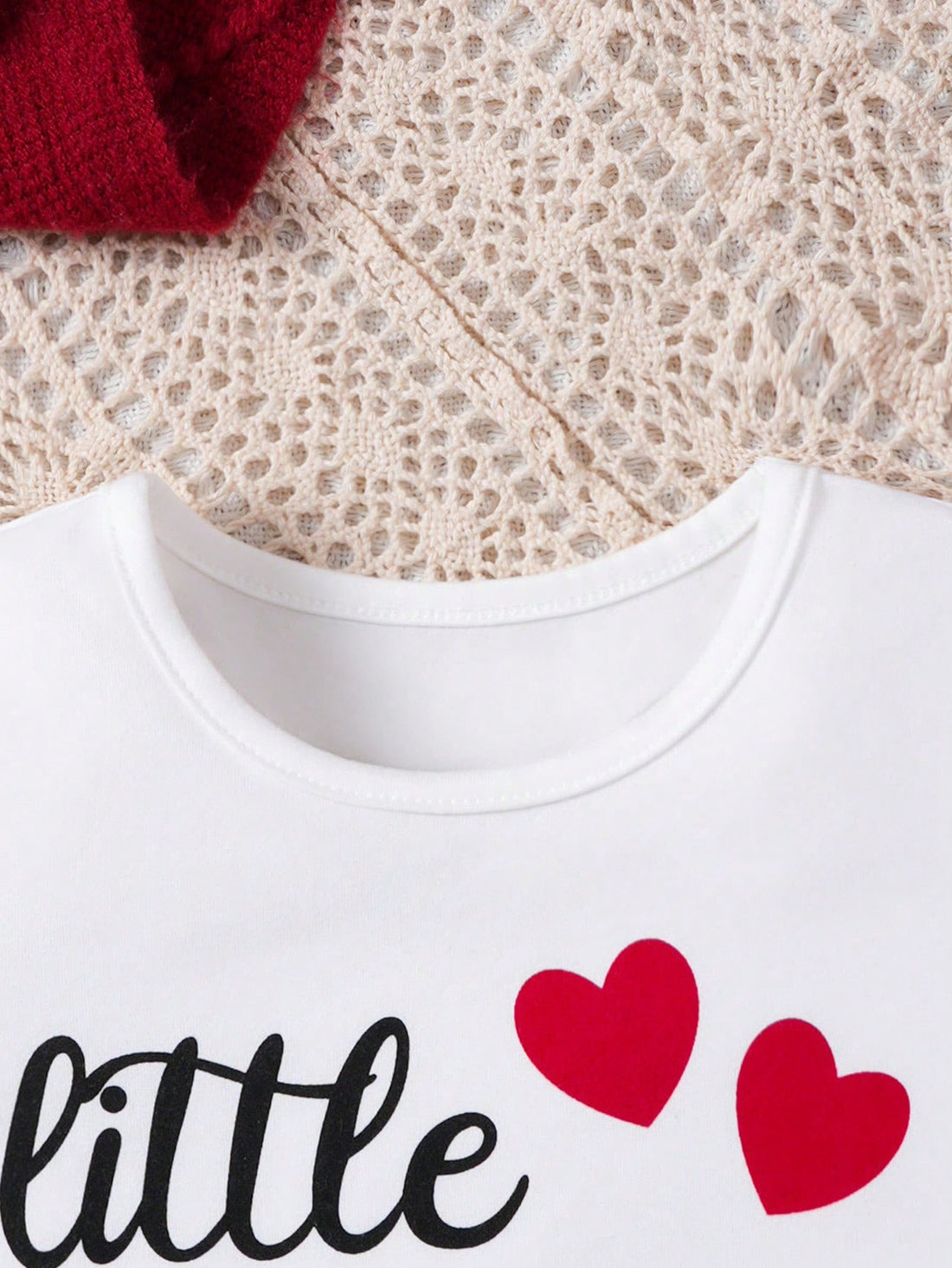 Made from soft and breathable material, this Adorable Baby Girl's Valentine Heart Letter Print Casual Tee is perfect for your little one this Valentine's Day. The cute heart and letter print adds a festive touch, while the comfortable fit ensures your baby can move and play freely. Show your little girl some love with this adorable tee!