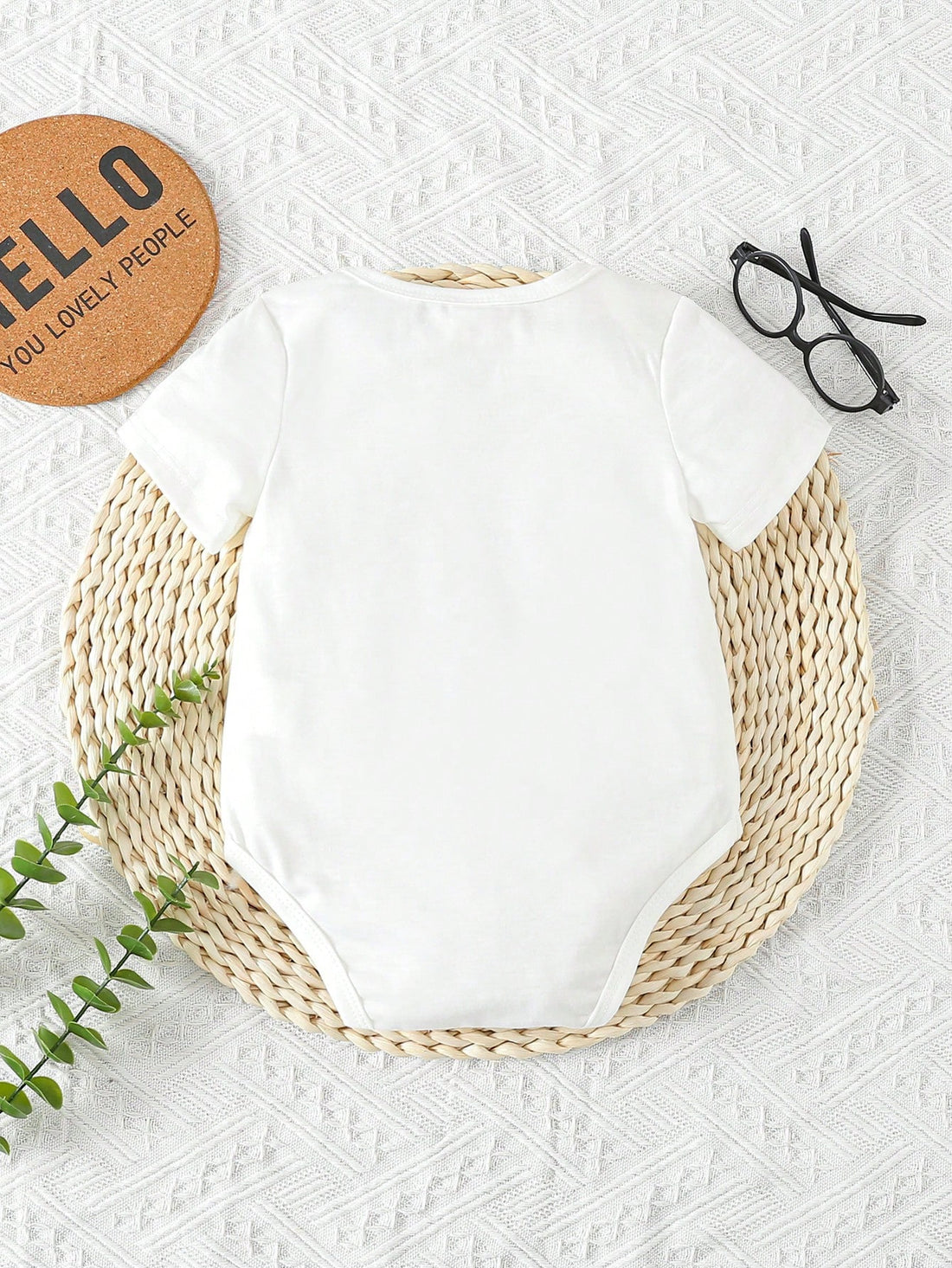 This Baby Girls' Bodysuit features a cute and trendy slogan print, making it the perfect addition to your little one's wardrobe. Made with soft and high-quality fabric, it provides comfort and style for your baby. An essential piece for any stylish baby girl.