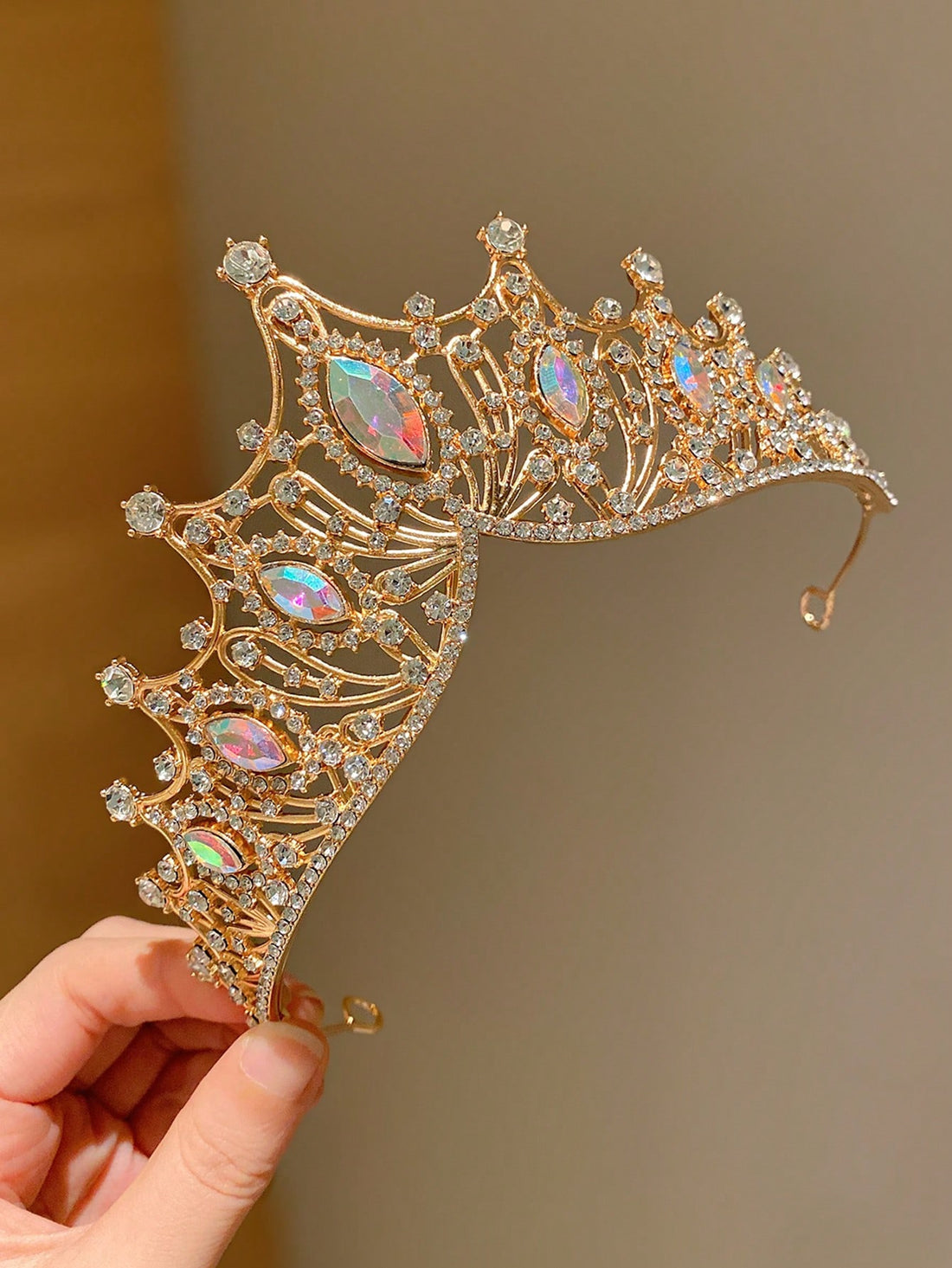 This enchanting baroque pearl and rhinestone crown headband is perfect for little princesses looking for a touch of elegance. The combination of pearls and rhinestones adds a touch of sophistication, making it perfect for special occasions. With its delicate design and comfortable fit, your little one will feel like royalty while wearing it.