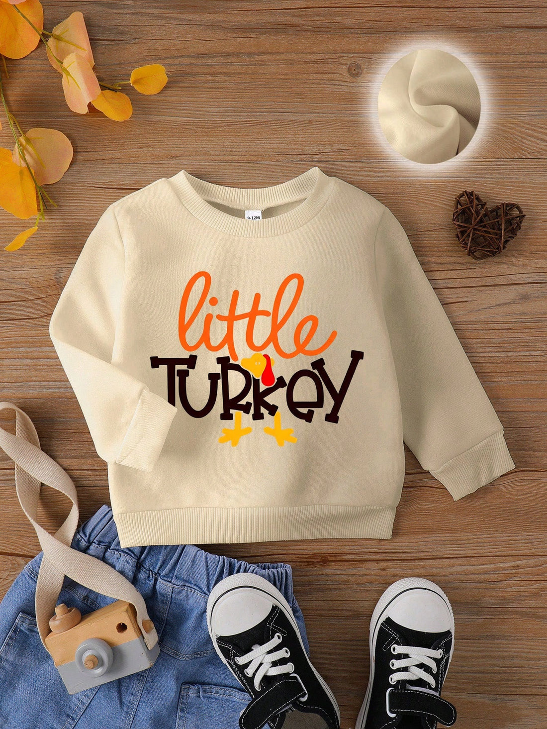 Introduce your little boy to the joy of Thanksgiving with this cozy and cute fleece sweatshirt. The letter print and turkey design add a playful touch, while the fleece material ensures warmth during autumn and winter. Perfect for family gatherings and festive outings.