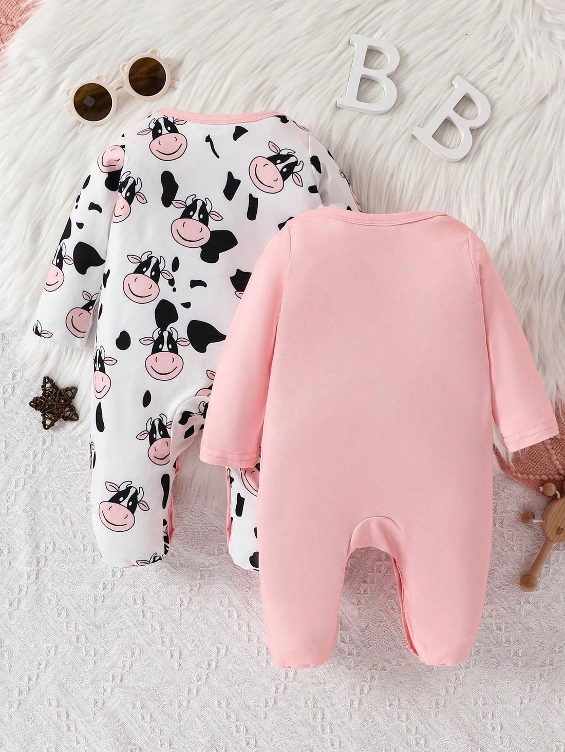 This 2-piece cow print romper set is perfect for newborns. Made with soft and comfortable fabric, it features an adorable cow print design that will make your little one stand out. The set includes a romper and matching hat, making it the perfect gift for new parents.